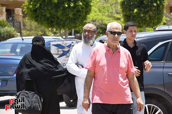 المقربين يشيعون جنازة سهام جلال المقربين يشيعون جنازة سهام جلال