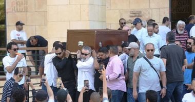 تشييع جثمان محمد مرزبان بحضور الأهل والأصدقاء في مقابر الأسرة