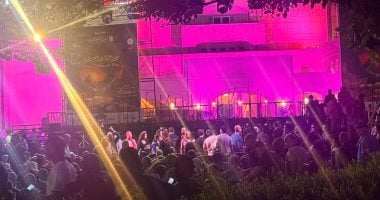 جمهور كبير ينتظر انطلاق حفل افتتاح مهرجان الطبول الدولي
