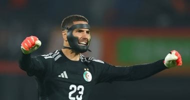 حارس الجزائر يرتدي القناع قبل مواجهة الأرجنتين