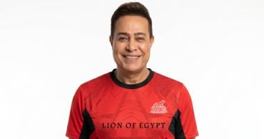 حكيم يقدم تجربة فنية جديدة في نص ملعب كرة القدم