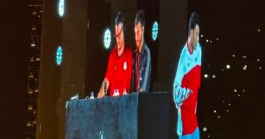 ديسكو مصر يقدم عرضًا فنيًا يرتدي فيه المشاركون تيشيرت المنتخب على مسرح EFZ بالعاصمة الجديدة
