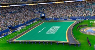رفع علم السعودية لتفادي ملامسته الأرض في مشهد مميز بمونديال 2026