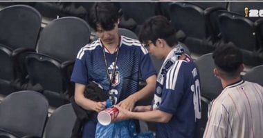 سلوك جماهير اليابان في كأس العالم يلفت الأنظار بتنظيف المدرجات قبل المغادرة