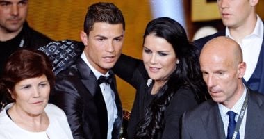 شقيقة رونالدو ترد على منتقديه بعد تألقه أمام أوزبكستان: أين اختفت الببغاوات