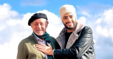 عصام السقا ينعى عبد العزيز مخيون ويستذكر قيمته ومكانته الفنية