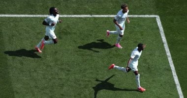 فرنسا تحسم صدارة المجموعة التاسعة في كأس العالم بأربعة أهداف مقابل هدف ضد النرويج