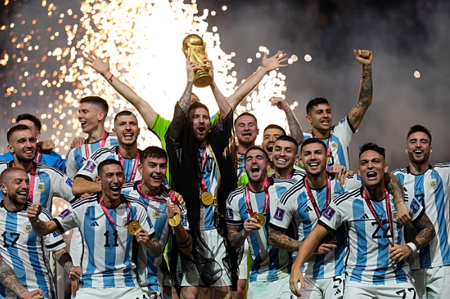 ميسي يرفع كأس العالم