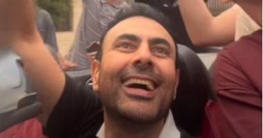 محمد كريم يحتفل بفوز منتخب مصر على نيوزيلندا في الشوارع مع أنغام سطلانة