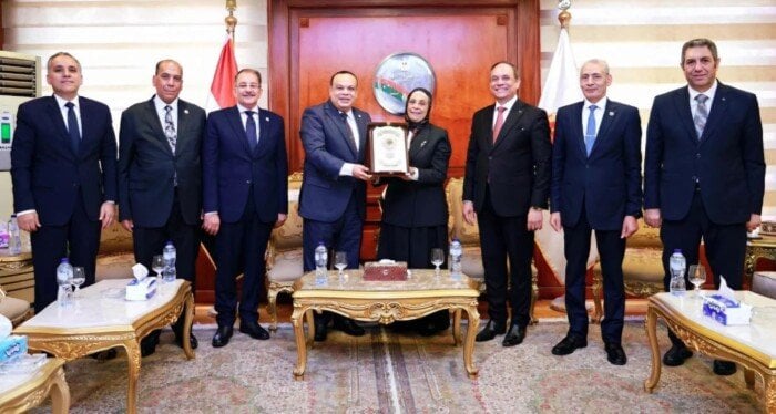 المستشار حازم بدوي يهنئ رئيسة «النيابة الإدارية» بتولي مهام منصبها الجديد المستشار حازم بدوي يهنئ رئيسة «النيابة الإدارية» بتولي مهام منصبها الجديد