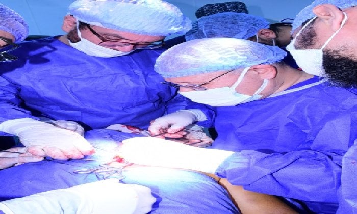 رئيس جامعة سوهاج يترأس فريقًا جراحيًا يعيد الحركة لطفل أصيب بشلل كامل بالذراع