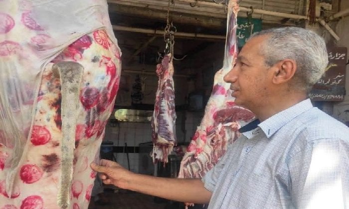 ضبط 35 كيلو لحوم ودواجن غير صالحة وتحرير 3 محاضر للمخالفين بأسوان