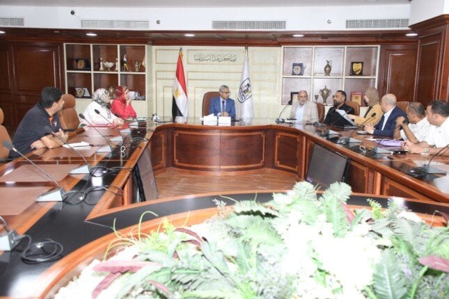 محافظ بني سويف يبحث مع مستثمري بياض العرب الصناعية آليات الدفع بملف الاستثمار محافظ بني سويف يبحث مع مستثمري بياض العرب الصناعية آليات الدفع بملف الاستثمار