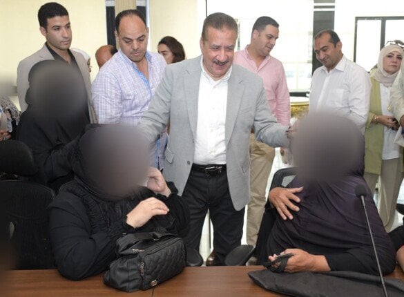 محافظ بورسعيد يستقبل 75 حالة إنسانية ويسلم مساعدات مالية وعينية للأسر الأولى بالرعاية