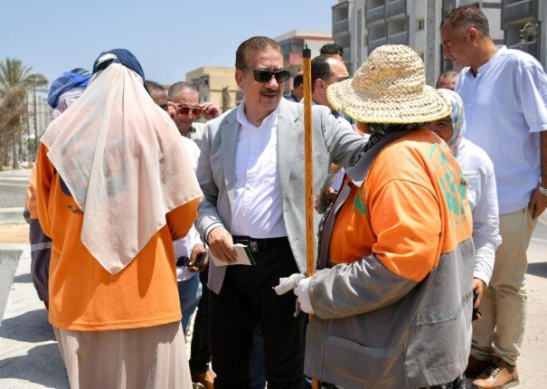 محافظ بورسعيد يوزع كوبونات مواد غذائية على عمال النظافة تقديرًا لجهودهم محافظ بورسعيد يوزع كوبونات مواد غذائية على عمال النظافة تقديرًا لجهودهم
