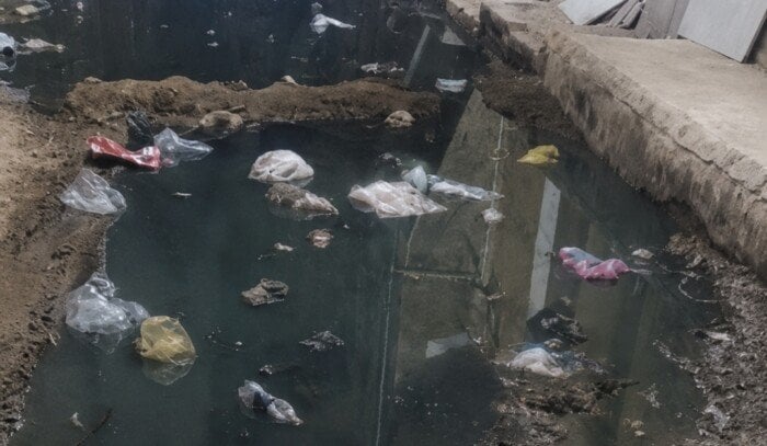 مياه الصرف الصحي تغرق شارع 38 بمنطقة طراد النيل في بني سويف.. والأهالي يطالبون بإنهاء معاناتهم مياه الصرف الصحي تغرق شارع 38 بمنطقة طراد النيل في بني سويف.. والأهالي يطالبون بإنهاء معاناتهم