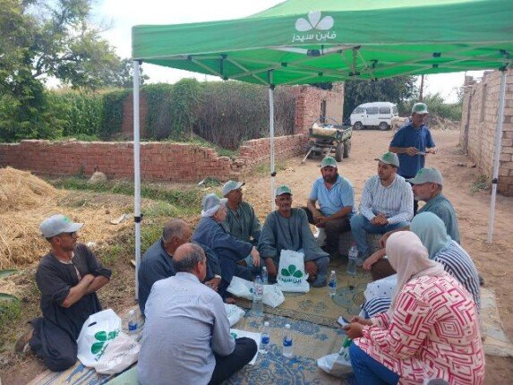 على الحصيرة.. ندوة حقلية لتوعية المزارعين بأهمية التسميد والرى لمحصول الذرة الشامية بالقليوبية على الحصيرة.. ندوة حقلية لتوعية المزارعين بأهمية التسميد والرى لمحصول الذرة الشامية بالقليوبية