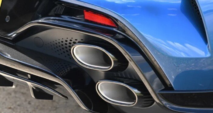 سيارة أستون مارتن DBX