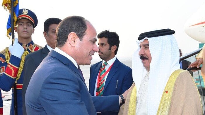 الرئيس السيسي يبحث مع ملك البحرين مستجدات القضايا الإقليمية والدولية