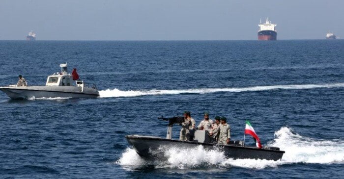 القوات الأمريكية تطلق النار على سفينة حاولت خرق الحصار على مواني إيران القوات الأمريكية تطلق النار على سفينة حاولت خرق الحصار على مواني إيران