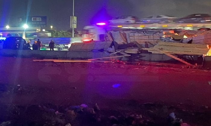 دون إصابات.. انقلاب «تريلا» محملة بالأخشاب على طريق «القاهرة ـ الإسكندرية» الصحراوي دون إصابات.. انقلاب «تريلا» محملة بالأخشاب على طريق «القاهرة ـ الإسكندرية» الصحراوي