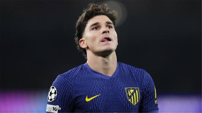 برشلونة ينتظر قرار سيميوني لحسم صفقة جوليان ألفاريز من أتلتيكو مدريد برشلونة ينتظر قرار سيميوني لحسم صفقة جوليان ألفاريز من أتلتيكو مدريد