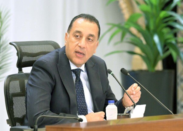 رئيس الوزراء يتفقد سير العمل بأحد مطاحن الدقيق بمطروح رئيس الوزراء يتفقد سير العمل بأحد مطاحن الدقيق بمطروح