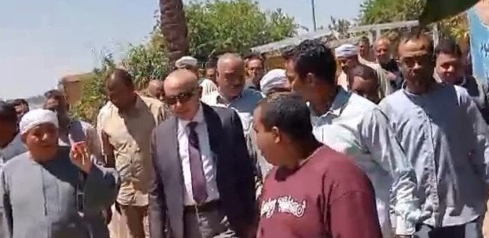 محافظ الأقصر يتفقد محطة مياه الملاحة.. والعمدة معتمد طايع يتوجه بالشكر نيابة عن الأهالي محافظ الأقصر يتفقد محطة مياه الملاحة.. والعمدة معتمد طايع يتوجه بالشكر نيابة عن الأهالي