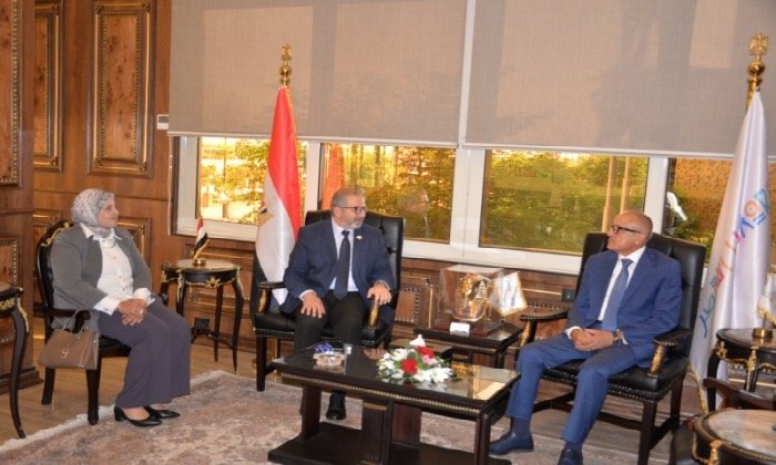 محافظ الأقصر يستعرض مع مدير التأمين الصحي الشامل دعم وتحسين جودة الخدمات محافظ الأقصر يستعرض مع مدير التأمين الصحي الشامل دعم وتحسين جودة الخدمات
