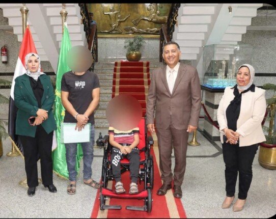 محافظ القليوبية يوجه بتوفير كرسي كهربائي لطفل مصاب بضمور العضلات محافظ القليوبية يوجه بتوفير كرسي كهربائي لطفل مصاب بضمور العضلات
