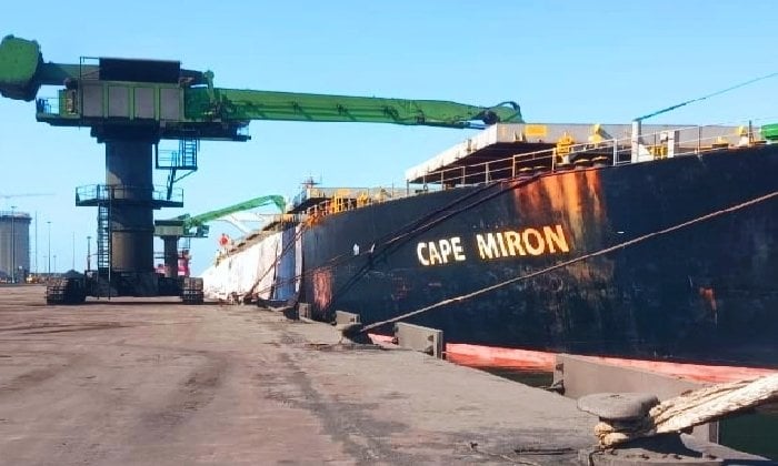 ميناء شرق بورسعيد يستقبل السفينة «CAPE MIRON» بحمولة 170 ألف طن من برادة الحديد ميناء شرق بورسعيد يستقبل السفينة «CAPE MIRON» بحمولة 170 ألف طن من برادة الحديد