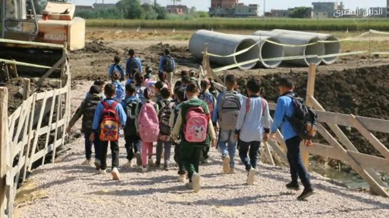أطفال قرية النديبة يعبرون العداية الجديدة بأمان