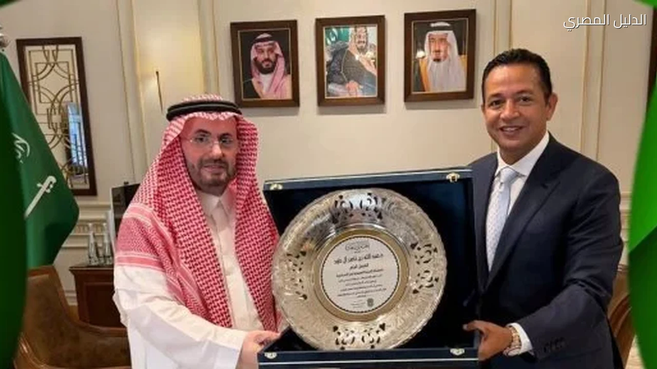 رئيس نادى الاتحاد السكندرى يلبى دعوة القنصل العام السعودى ويُهديه درعا تذكاريا