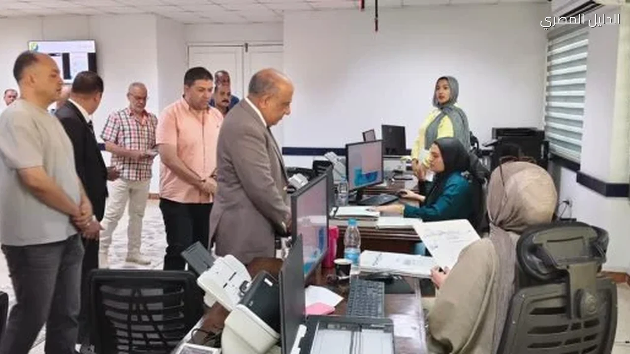 وزير الكهرباء يتفقد قطاع شبكات المدن الجديدة بالشرقية